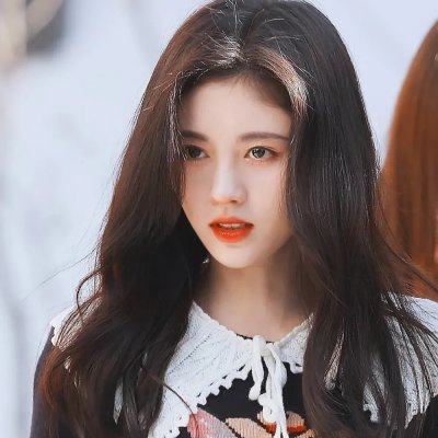 随盲柳入眠的女人